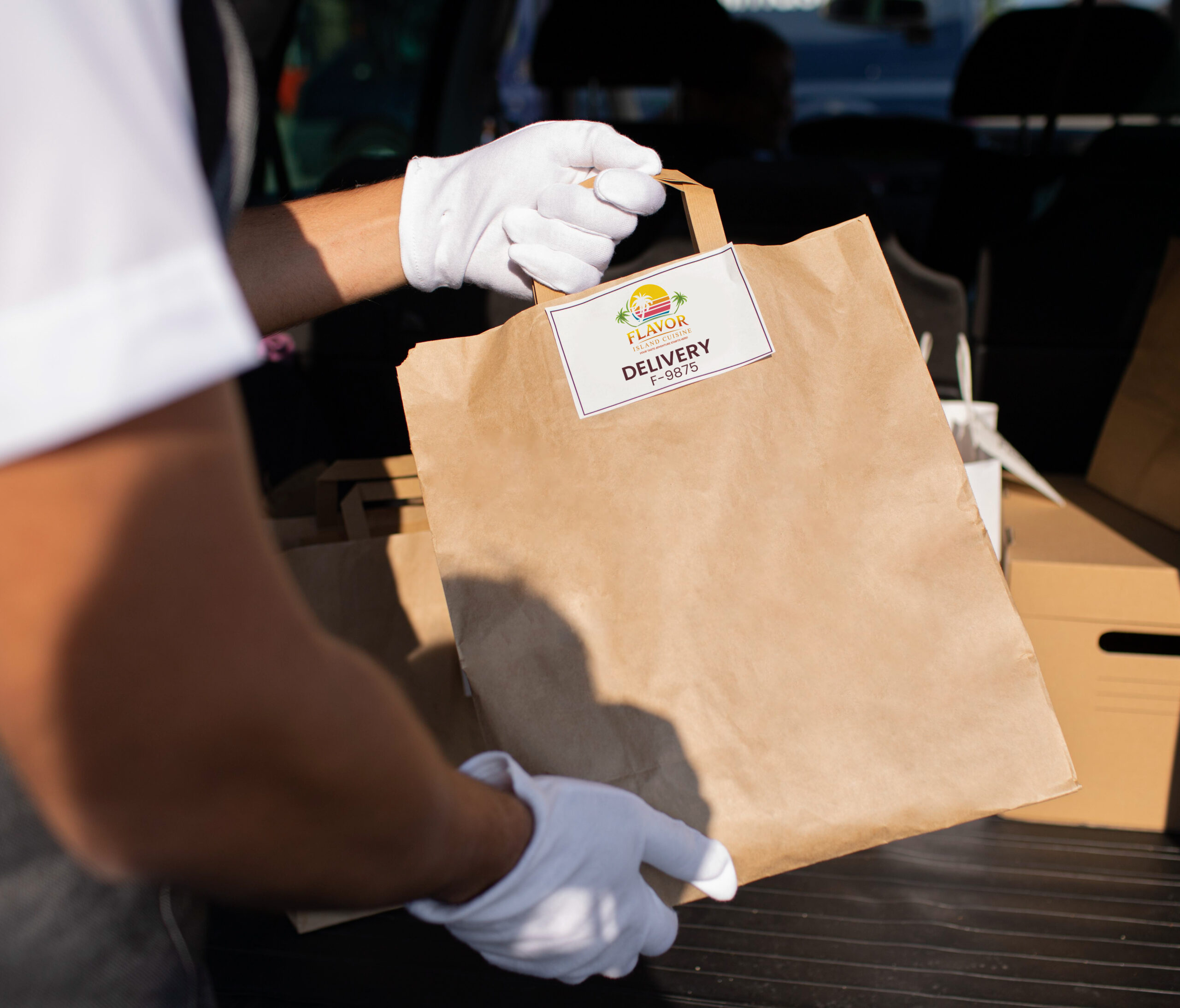 personne-donnant-une-commande-a-un-client-lors-d-un-ramassage-en-bordure-de-rue copie